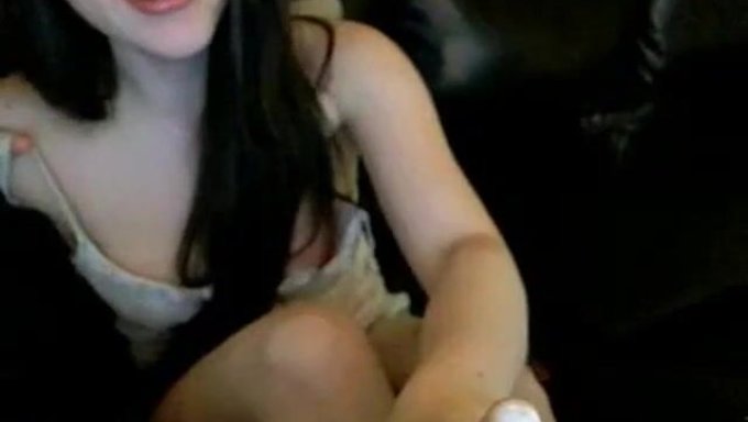 棕色头发的美女在摄像机前用性玩具达到高潮