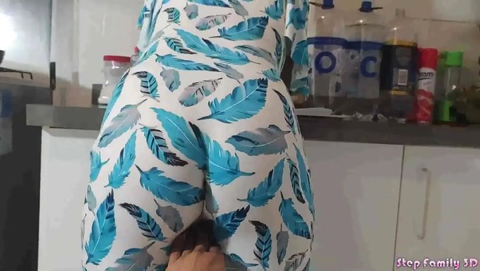 年轻的拉丁裔少女与她的继父发生性关系