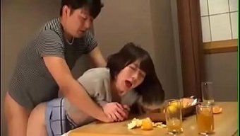 被压抑的妻子被她朋友...