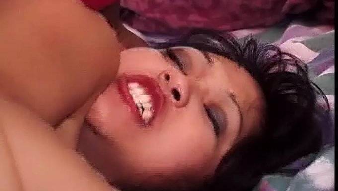 亚洲美女mika Tan被黑人勾引并接受残酷的口交