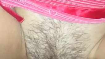 成熟的妈妈从她的儿子...