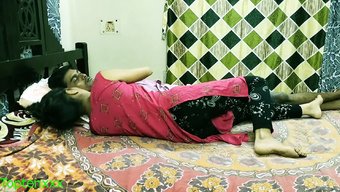 孟加拉熟女享受湿润的...