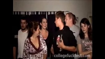 大奶大学女孩享受粗暴的性爱