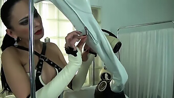 乳胶女主人穿着高跟鞋...