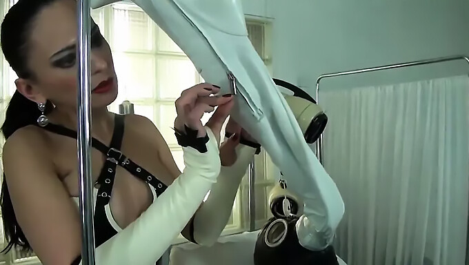 乳胶女主人穿着高跟鞋的呼吸游戏