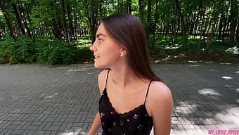 女人在脸上和头发上射...