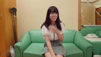 小胸部的亚洲少女用震...