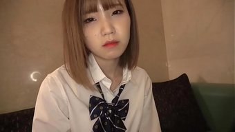 怪女孩。她似乎在百般...