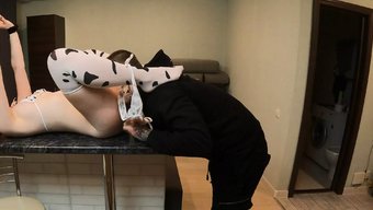 穿着内衣的妻子为她的...