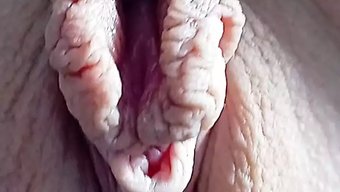 用我的大阴蒂玩面部游戏