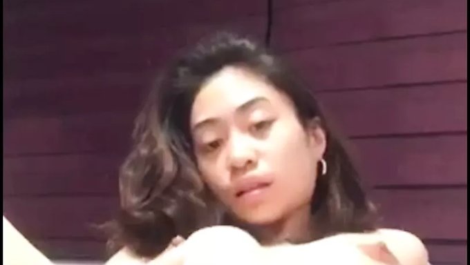 少女(18+)被金发女孩深深地喉咙