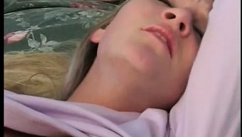 美丽的年轻女孩,胸部...