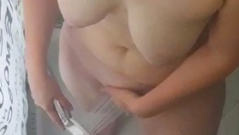 胸部下垂的少女(16...
