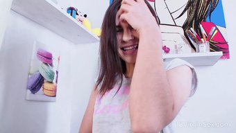 可爱的棕发女郎被性玩...