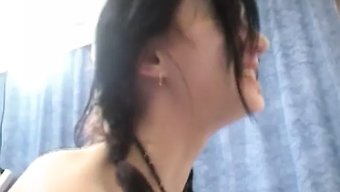 瘦小娇小的少女在自制...