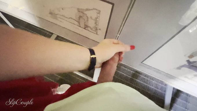 大屁股和乳房的德国宝贝在公共场合冒险手交