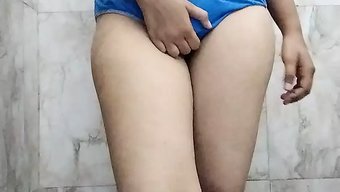 妻子的朋友被抓到自慰...