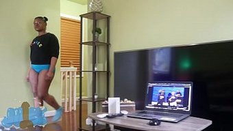 大屁股骑乘和挑逗继妹...
