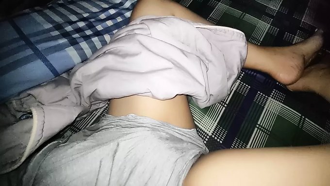 湿润的裤子和禁忌的继姐妹性爱在成熟的视频中