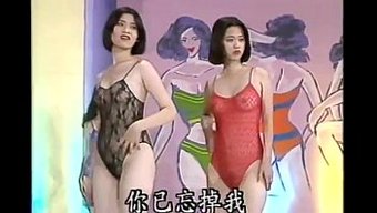 穿着内衣的女孩在这个...
