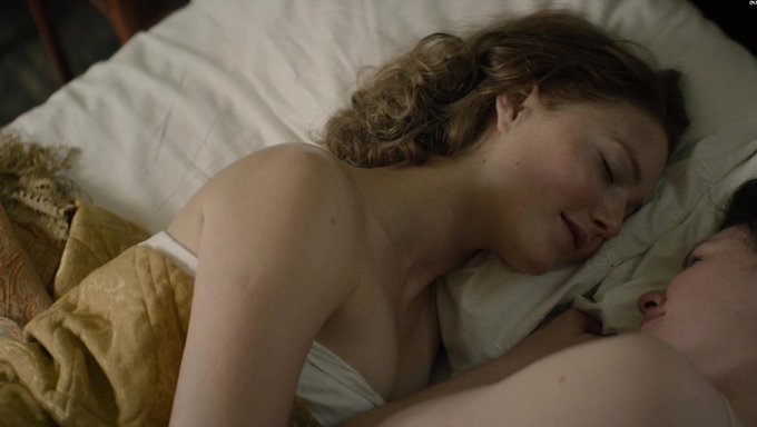 两个金发女演员,Anna Paquin和holliday Grainger,在"告诉蜜蜂"的热门场景中。