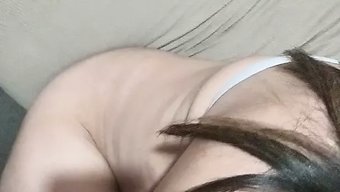 可爱的印度女孩为了礼...