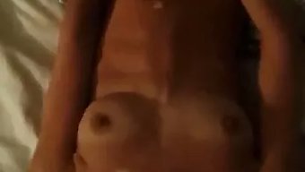 女孩自慰并在男孩脸上射精