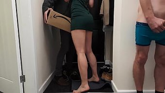 一对夫妇邀请送货员加入行动