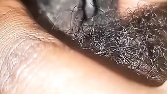 小个子女孩被她紧绷的...