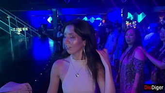 兴奋的女人同意在夜总...