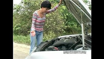 一位欧洲美熟女向一位...