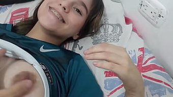 我回家发现继妹穿着我...