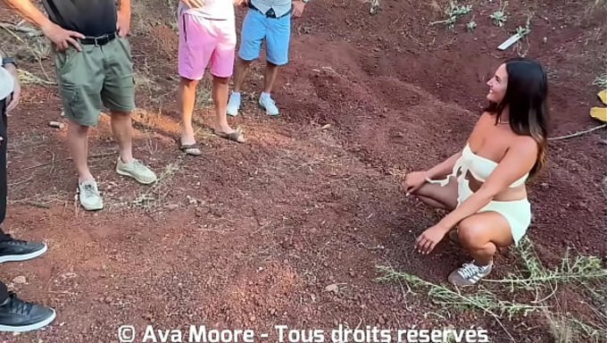 法国小美女在树林里和陌生人疯狂做爱,嘴巴被精液灌满,爽到不行。