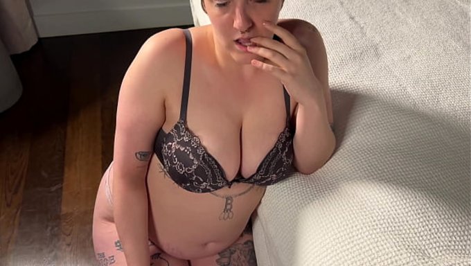 丰满的继妹需要男人的帮助来完成她的项目,她那对大奶子让人欲罢不能。
