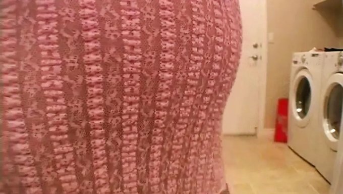 Kate Crush穿着自制内衣:挑逗的特写镜头
