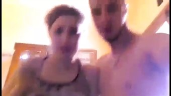 戴头巾的熟女与两个男...