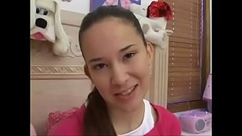 18岁的拉丁裔少女与...