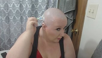 美丽的胖女人被剃光了...