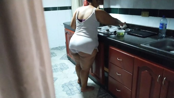 年轻的少女被朋友的妈妈打扫厨房而兴奋