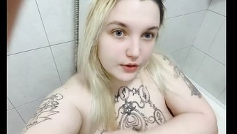 胸部丰满的宝贝吸吮阴...
