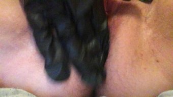 女孩们:用手套自慰
