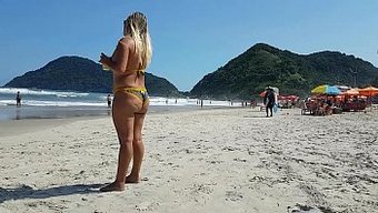 用肌肉发达的帅哥满足...