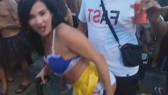 大胸部和大屁股:看到...