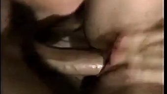 两个美丽的熟女有着毛...