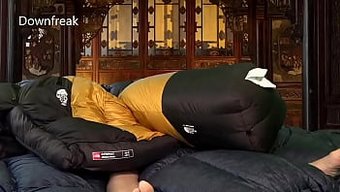 穿着北脸羽绒服的狂野...