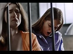 人妖警察和火辣珍珠在...
