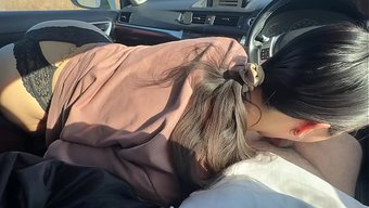 女孩在车里和她的朋友...