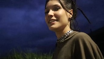 我在公车站遇到一个女...