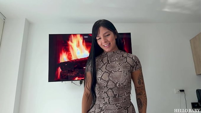 可爱的daniela Ortiz把她的翘臀带回家,给人一个惊喜。