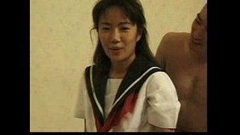亚洲女孩体验了她的第...
